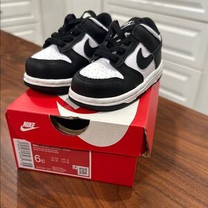 Nike Black and White Dunk Sneakers Low-Top